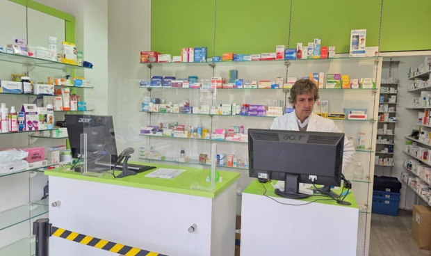 Cariño e implicación: la receta del farmacéutico más querido de Madrid