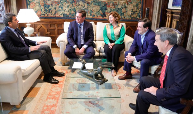 Mazón mantiene un encuentro con el presidente, el director general y la directora territorial de Vithas