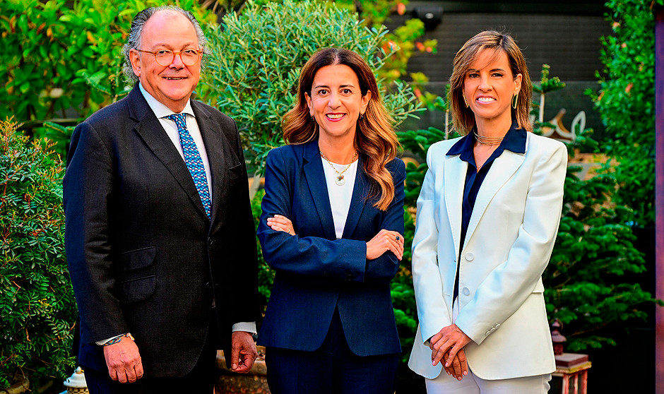 Ángel Luis Rodríguez de la Cuerda, exsecretario general; Mar Fábregas, presidenta; y Elena Casaus, nueva secretaria general de Aeseg