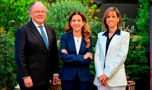 Ángel Luis Rodríguez de la Cuerda, exsecretario general; Mar Fábregas, presidenta; y Elena Casaus, nueva secretaria general de Aeseg