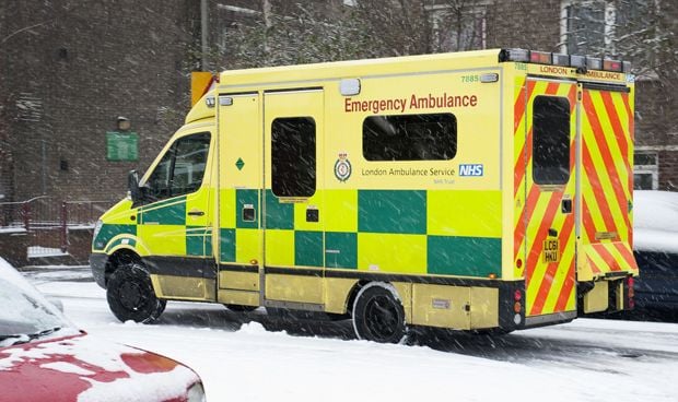 Casi 17.000 pacientes atrapados en ambulancias por el colapso hospitalario