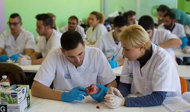 Casi el 70% de aspirantes a una FP sanitaria en Madrid se queda sin plaza