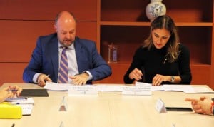   Alberto Jara y Concepción Sánchez firma el convenio para la entrega de medicamentos en zonas despobladas