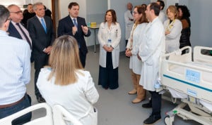 Alfonso Fernández Mañueco y Alejandro Vázquez con profesionales de la salud