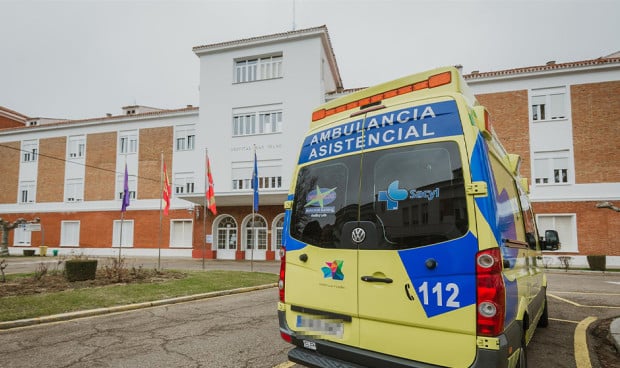 Una ambulancia de Sacyl en los exteriores del Hospital General San Telmo, en Palencia.