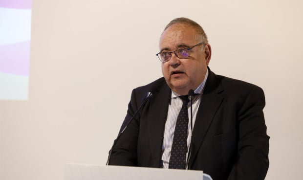 El consejero de Sanidad de Castilla y León, Alejandro Vázquez, aprueba la compra de medicamentos. 