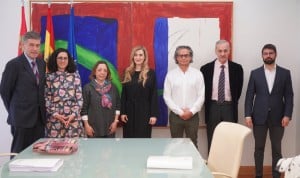 Los miembros del jurado ofrecen a Victoria Mateos el Premio Castilla y León