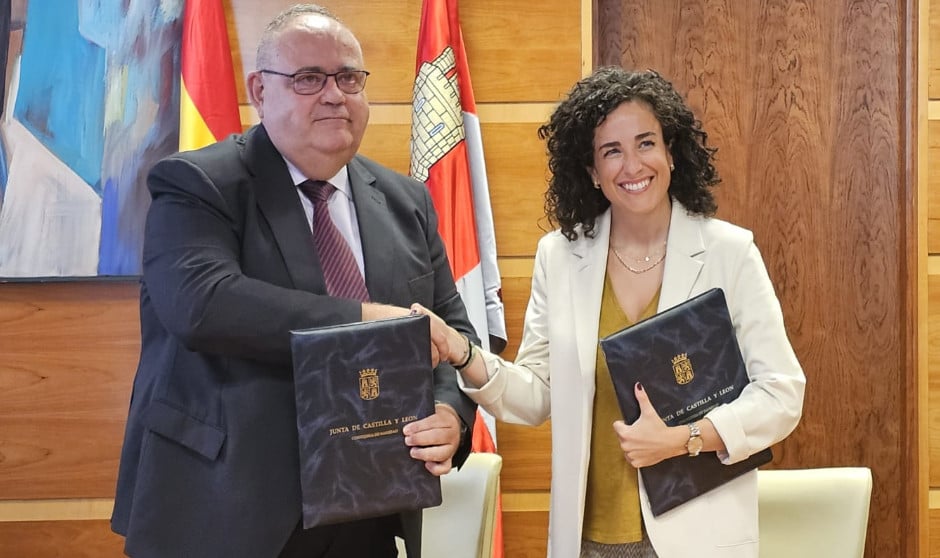 El consejero de Sanidad de Castilla y León, Alejandro Vázquez, y la presidenta del Concyl, María Engracia Pérez.