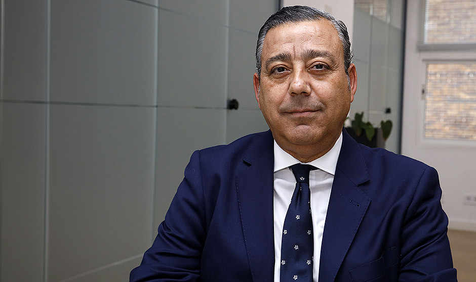  Óscar Castro, presidente del Consejo General de Dentistas de España, felicita a Redacción Médica por su 20 aniversario