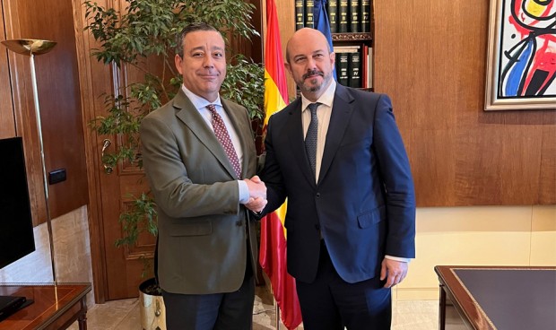 El presidente del Consejo de Dentistas, Óscar Castro, y el presidente del Senado, Pedro Rollán. 