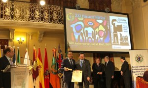 Castro recibe el Premio Maimónides por su labor al frente de los dentistas