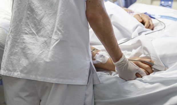 Cataluña contrató a médicos sin MIR en verano por la escasez de plantilla