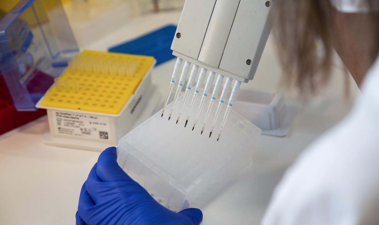 Cataluña estudia "uno o dos casos" de una nueva subvariante de Ómicron