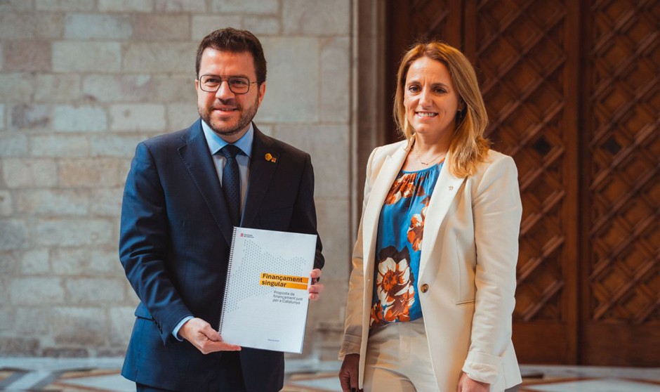  El president de la Generalitat de Cataluña, Pere Aragonès, y la consellera de Economia i Hisenda, Natàlia Mas, reclama una financiación "equitativa y justa".
