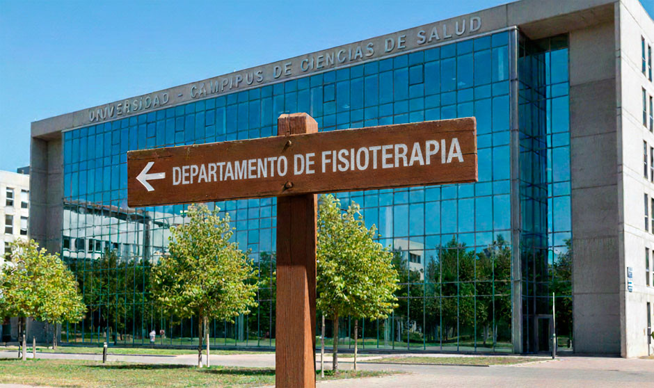 Un edificio universitario con un cartel que indica a Fisioterapia
