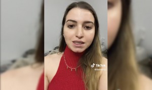 Ceguera a largo plazo a cambio de lucir los ojos azules en TikTok