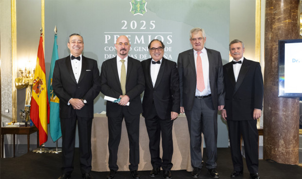 El consejero de Salud de Cantabria, César Pascual, recibe el reconocimiento de honor del Consejo General de Dentistas. 