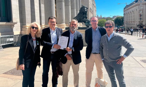 La petición se ha llevado a cabo tras la concentración de ambos sindicatos frente a la sede del Ministerio de Sanidad