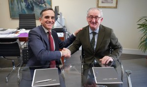 Juan Yermo, director general de Farmaindustria; y Tomás Cobo, presidente del Cgcom firman un acuerdo de colaboración para impulsar la investigación. 