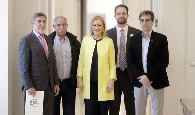 Cifuentes acuerda con los sindicatos mejorar la protección a los sanitarios