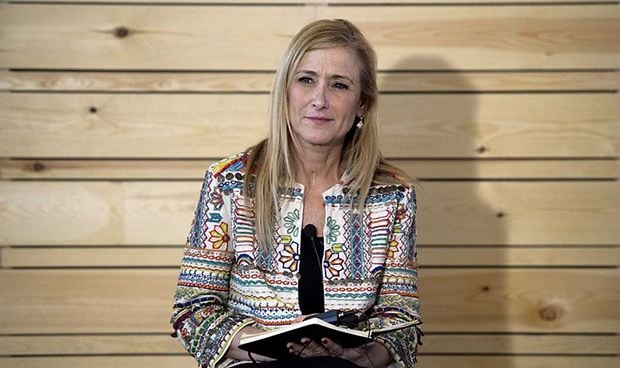 Cifuentes anima a Podemos a atajar una crisis también de salud pública