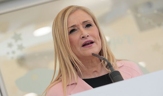 Cifuentes lamenta las "polémicas artificiales" sobre la sanidad pública