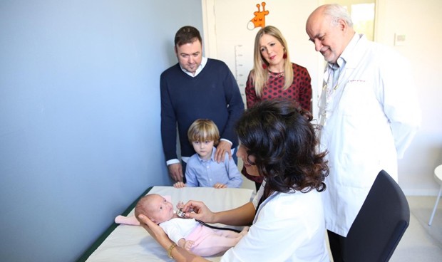 Cirujanos españoles operan de taquicardia al bebé "más pequeño del mundo"