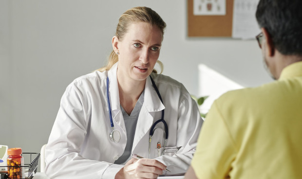 Cirujanos, los médicos más 'movidos' de un SNS con Estomatología a la cola