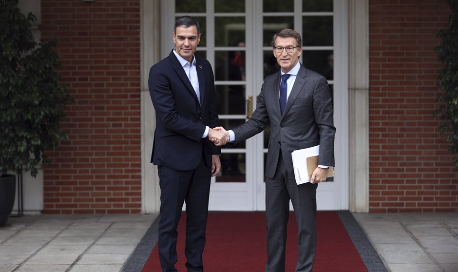 Pedro Sánchez y Alberto Núñez Feijóo se saludan a las puertas de la Moncloa. 