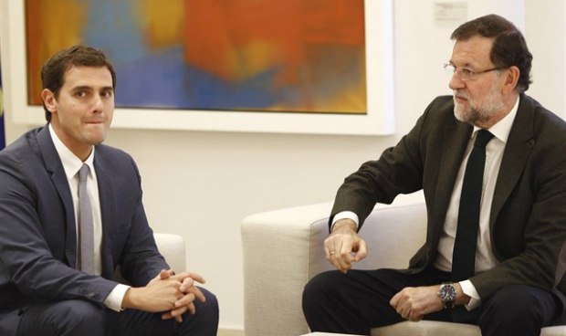 Ciudadanos 'regala' la abstención a Rajoy y entrega la sanidad a los pactos