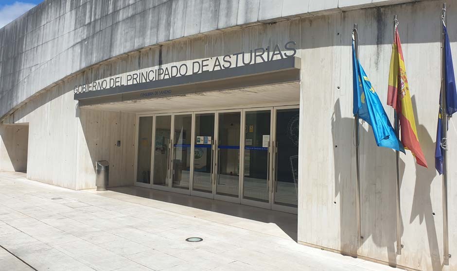 Puerta de la Consejería de Salud de Asturias.