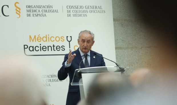 El presidente de la Organización Médico Colegial, Tomás Cobo, ha presentado los V Premios Médicos y Pacientes dedicados al "lado más humano" de la profesión sanitaria