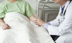 Coger de la mano al paciente al operar de cáncer no reduce su ansiedad