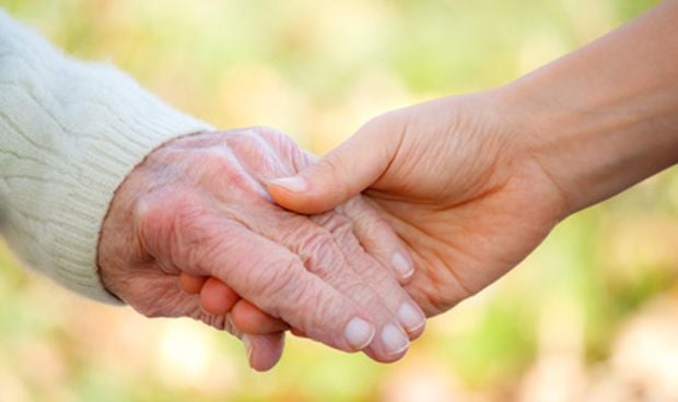 Coger de la mano al paciente favorece las ondas cerebrales y palía su dolor