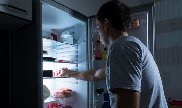 Comer de noche aumenta el riesgo de enfermedad cardiaca y diabetes