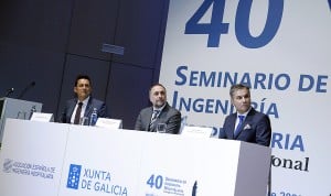 Luis Fernando Talavera Martín, vicepresidente de AEIH; Julio García Comesaña, conselleiro de Sanidade de la Xunta de Galicia; y José Luis López González, presidente de AEIH durante la inauguración del 40 congreso de Ingeniería Hospitalaria.