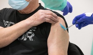Comienza la vacunación masiva de mayores de 80 años en Galicia