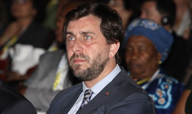 Comín: "La sanidad y las farmacéuticas sucumbieron bajo las porras del 1-O"