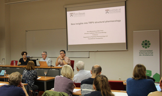 Presentación del workshop "Cellular Sensors" en la Universidad Internacional de Andalucía. De izquierda a derecha, Emily Liman (University of Southern California), Juan Jiménez (UNIA) y Félix Viana (Instituto de Neurociencias de Alicante, UMH-CSIC)