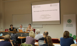 Presentación del workshop "Cellular Sensors" en la Universidad Internacional de Andalucía. De izquierda a derecha, Emily Liman (University of Southern California), Juan Jiménez (UNIA) y Félix Viana (Instituto de Neurociencias de Alicante, UMH-CSIC)
