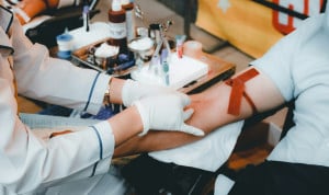 Profesional sanitario realizando una extracción de sangre como parte de un control preventivo cubierto por un seguro de salud sin copagos