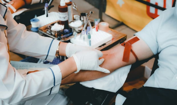 Profesional sanitario realizando una extracción de sangre como parte de un control preventivo cubierto por un seguro de salud sin copagos