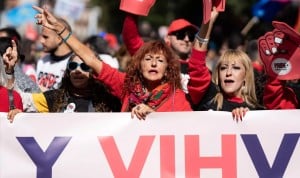 Comorbilidades y pobreza, foto del sida en España en su día internacional