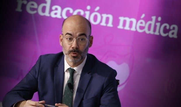 El Sescam estudiará subidas salariales MIR y recuperar sus pagas extras