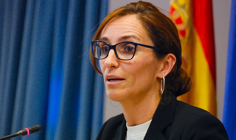 Mónica García se compromete con las autonomías a respetar las plazas de Primaria frente a la creación de la especialidad de Urgencias.