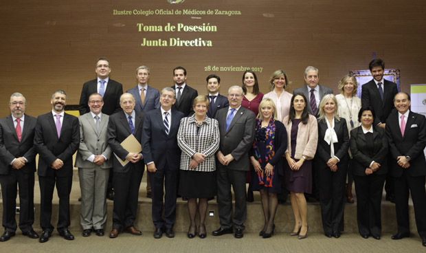 Concepción Ferrer toma posesión como presidenta de los médicos zaragozanos