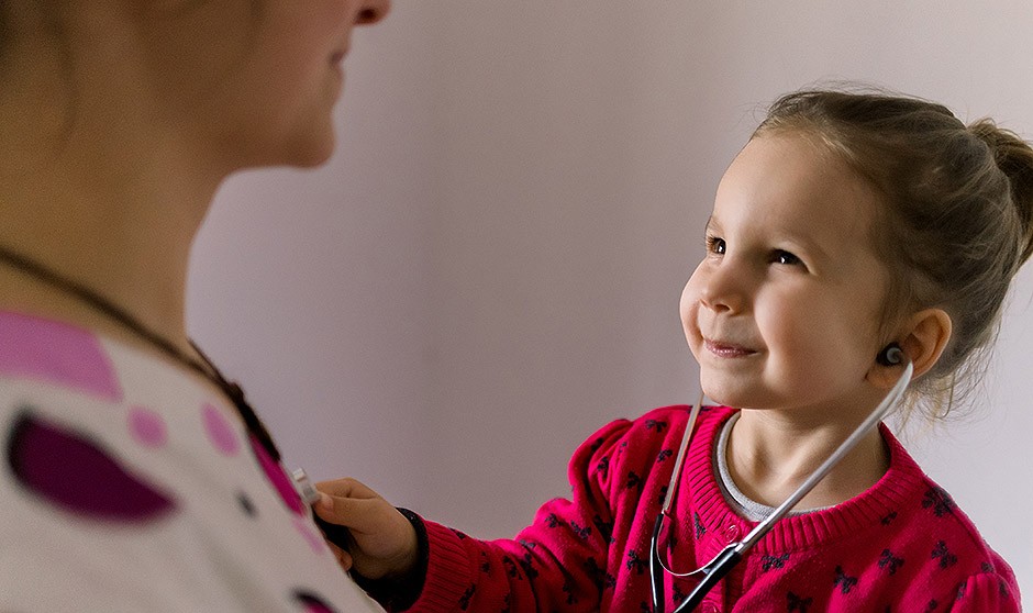 Dos médicas explican que las mujeres "ceden" más que los hombres en el cuidado de sus hijos.