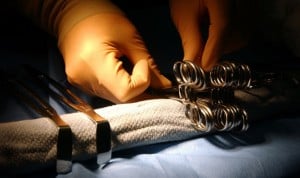 Condenado un cirujano por no informar sobre las prótesis PIP