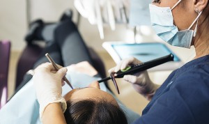 El Consejo General de Dentistas anuncia que hay dos condenados por un delito de intrusismo profesional