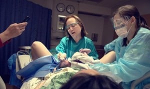Condenan a 2 médicos por matar de forma selectiva a una gemela en el parto